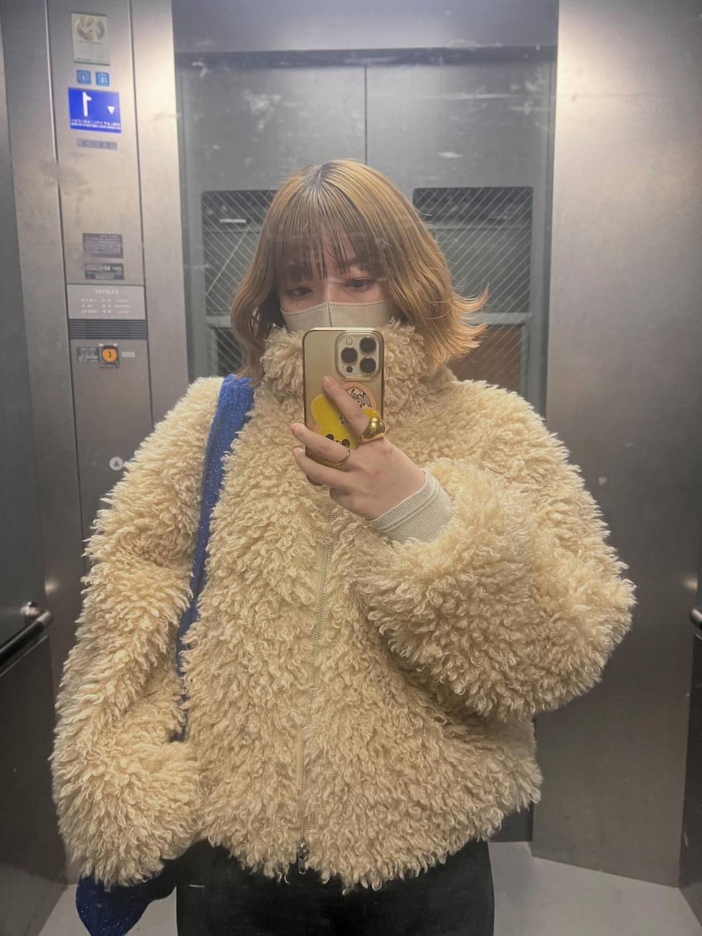 ブラック系のデニムパンツ、その他のローファー、ホワイト系のブルゾンを着用したレディースの冬コーディネートの2枚目の写真