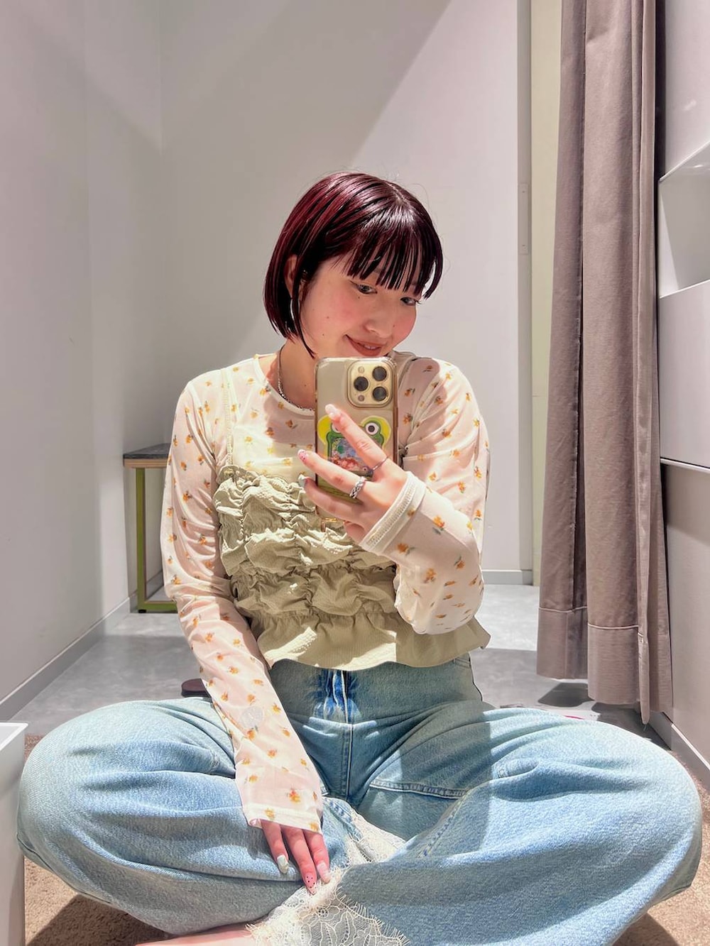 ベージュ系のベスト、ブルー系のデニムパンツ、ブラウン系のサンダルを着用したレディースの夏コーディネートの4枚目の写真