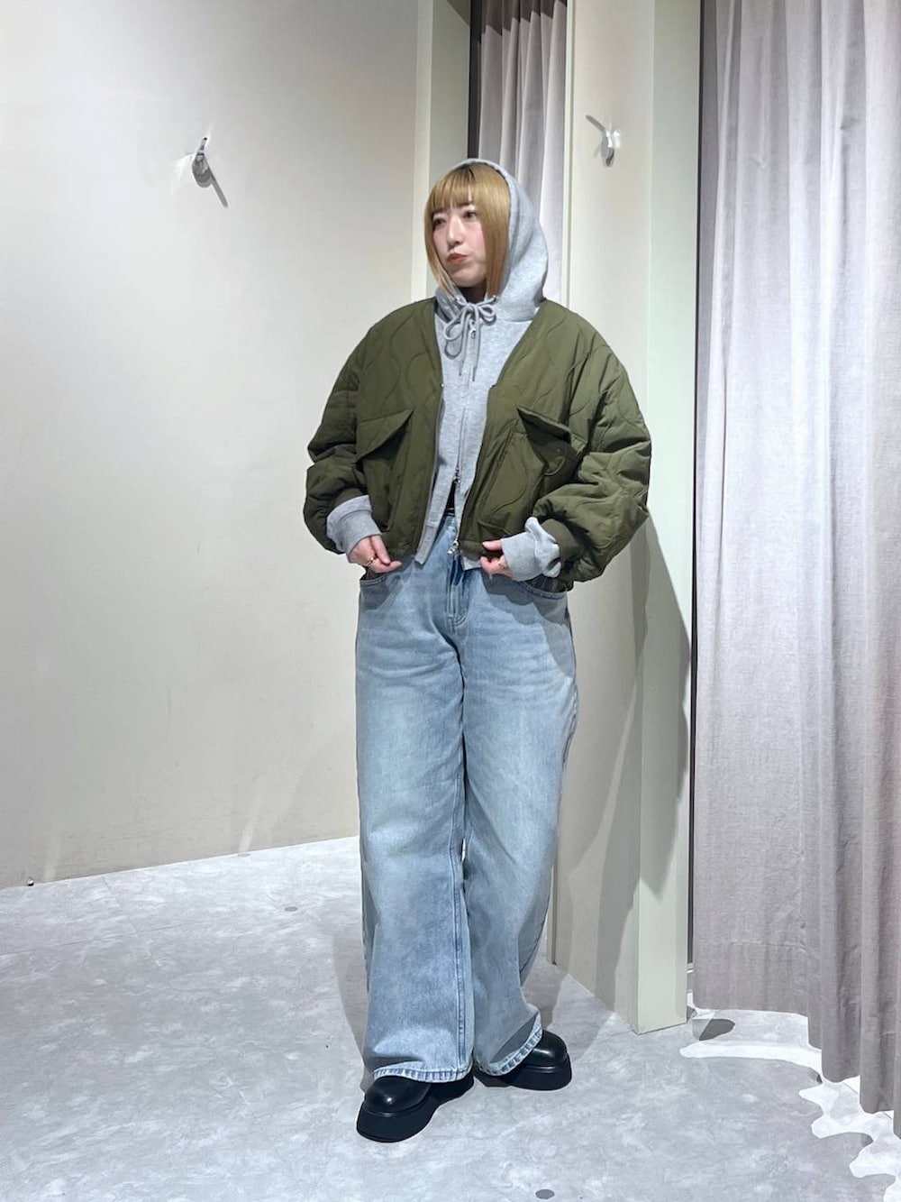 ブラック系のサンダル、グリーン系のブルゾン、グレー系のパーカーを着用したレディースの冬コーディネートの5枚目の写真