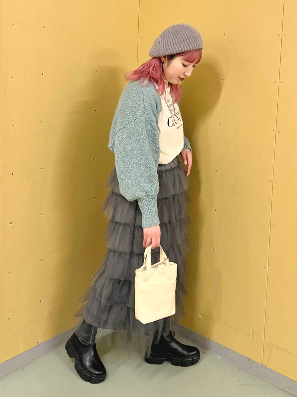 「LOWRYS FARM、ローリーズスタイル_LOWRYS FARM、大人女子カジュアル_LOWRYS FARM、カジュアル、冬コーデ、春コーデ、旅行、デート/ロマンティック、カーディガン、ゆったり、スカート、ロンT、ブーツ、軽量、バッグ」｜「LOWRYS FARMのマルチＷＡＹブークレボレロ　105093（ニット/セーター、グリーン系）」を使った、kanamiさん（レディース・159cm）の冬コーディネートの2枚目の写真