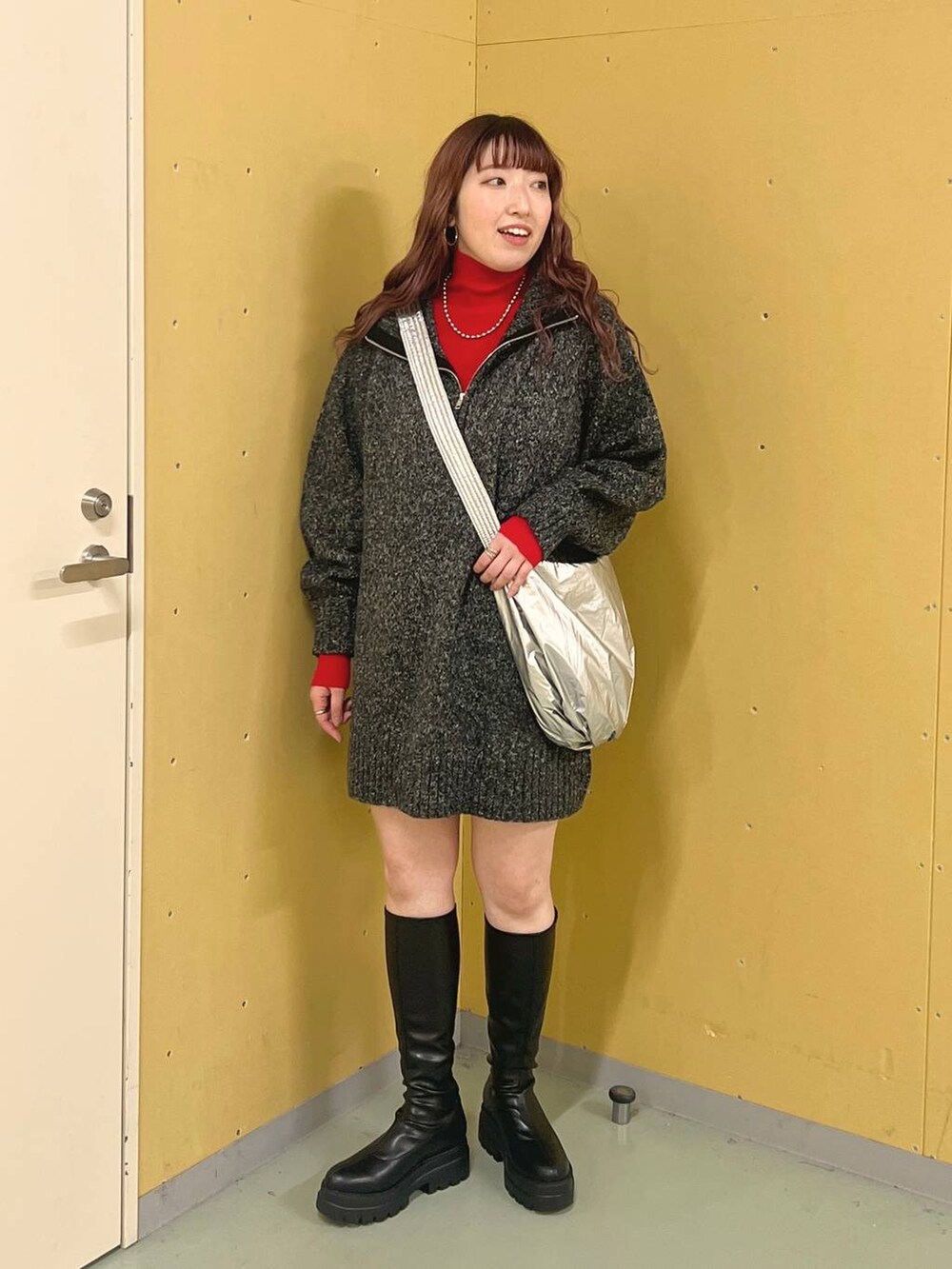 「体型カバー、差し色コーデ、LOWRYS FARM、ローリーズスタイル_LOWRYS FARM、大人女子カジュアル_LOWRYS FARM、大人カジュアル、カジュアルコーデ、デートコーデ、おでかけ、旅行、冬コーデ、秋コーデ、ワンピース、ニット、ゆったり」|「LOWRYS FARMのカラータートルニットLS 116685(ニット/セーター、レッド系)」を使った、kanamiさん(レディース・159cm)の冬コーディネートの6枚目の写真