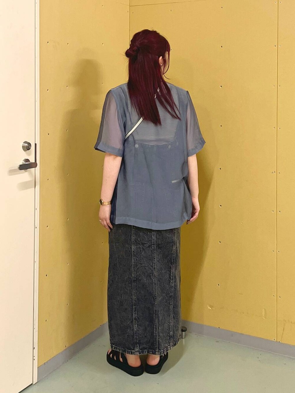 ブラック系のジャンパースカート、ブルー系のシャツ/ブラウス、ブラック系のタンクトップを着用したレディースの夏コーディネートの3枚目の写真