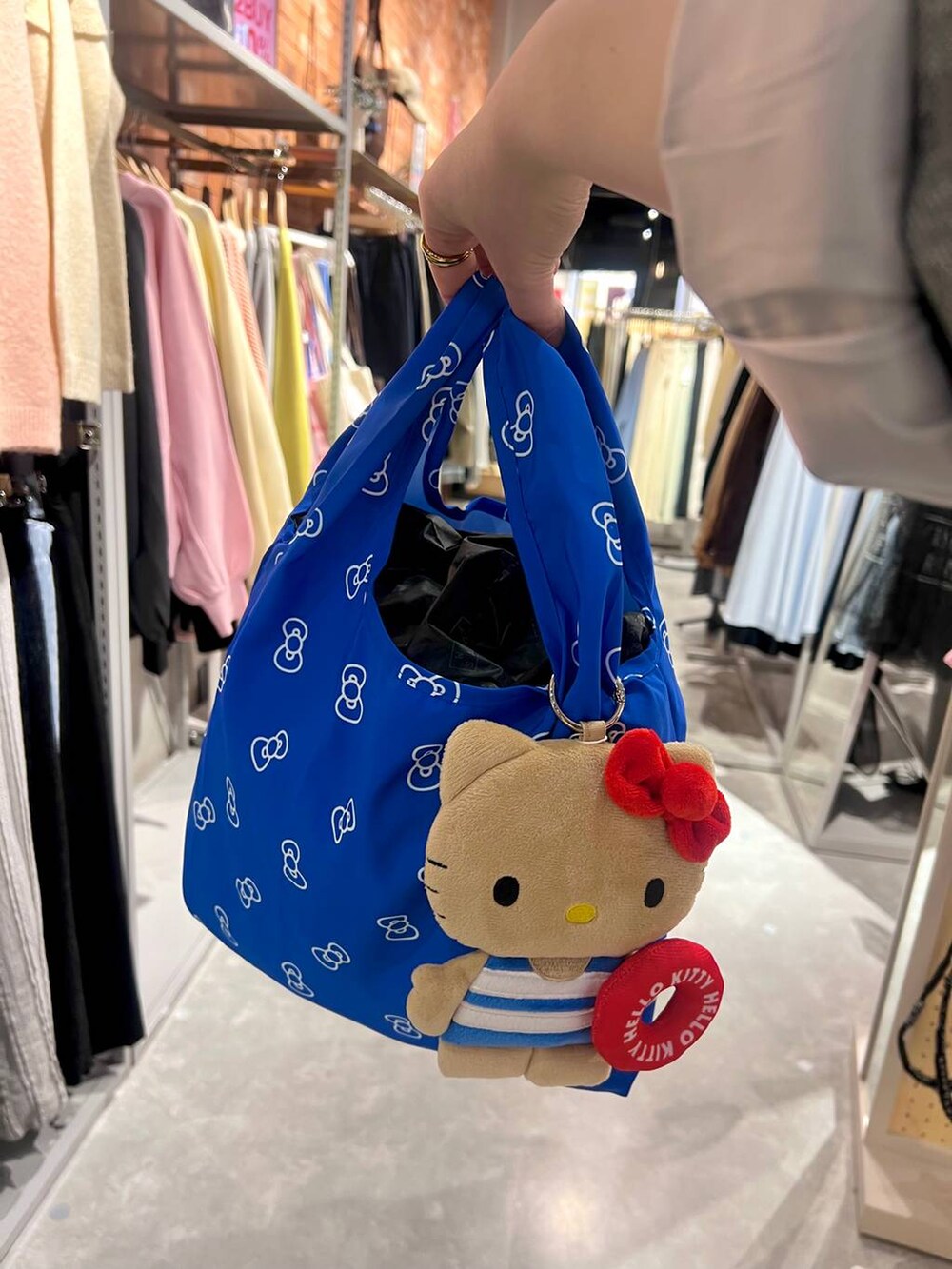 ブラック系のエコバッグ/サブバッグを着用したレディースの冬コーディネートの3枚目の写真