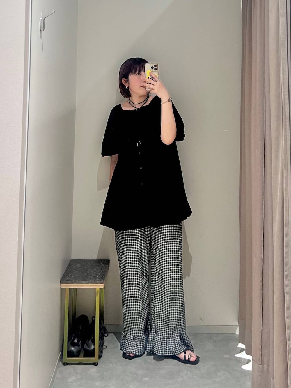ブラック系のサンダル、ブラック系のシャツ/ブラウス、ブラック系のその他パンツを着用したレディースの夏コーディネートの4枚目の写真