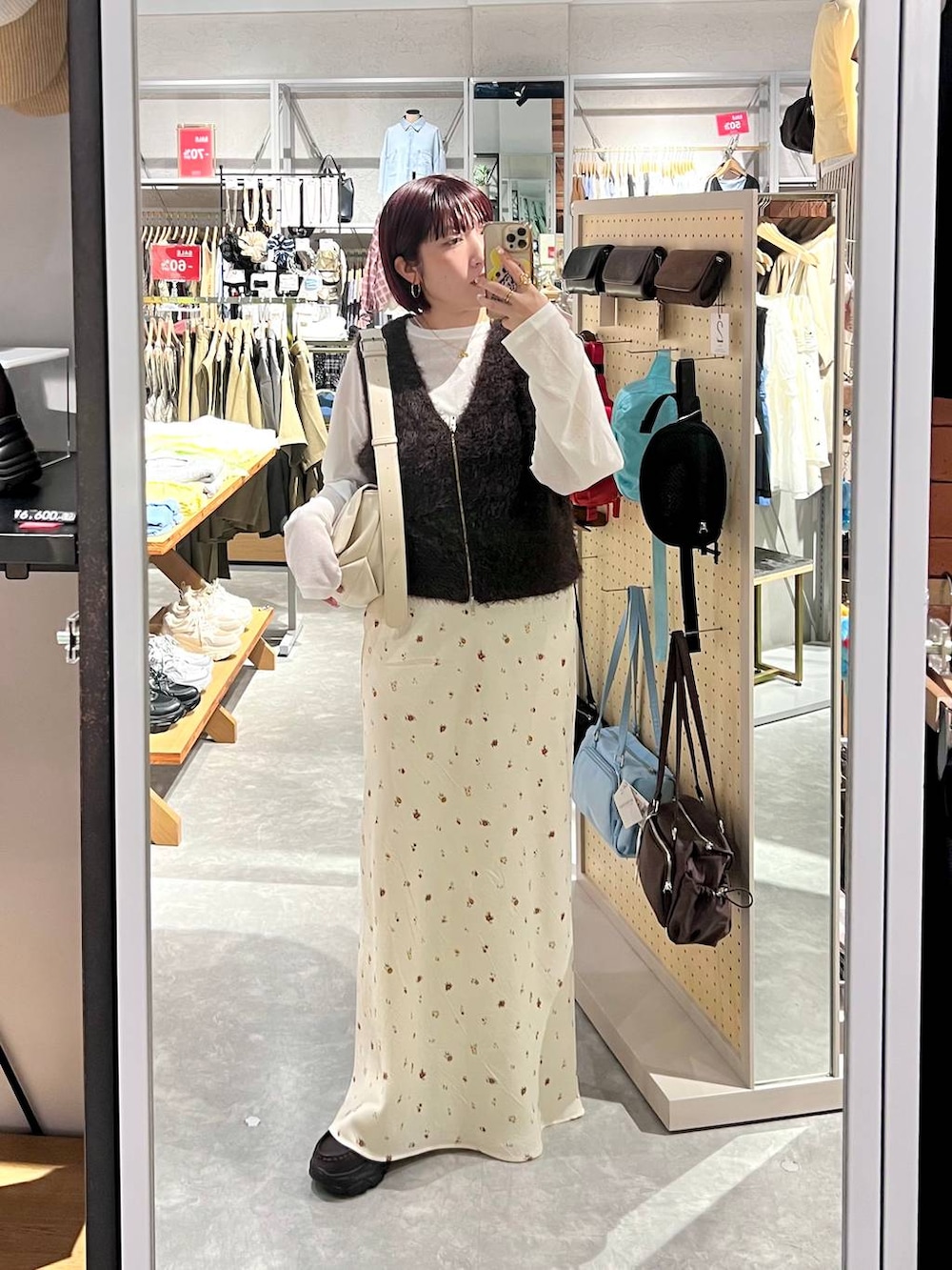 ホワイト系のショルダーバッグ、ホワイト系のスカート、ホワイト系のTシャツ/カットソーを着用したレディースの夏コーディネートの3枚目の写真