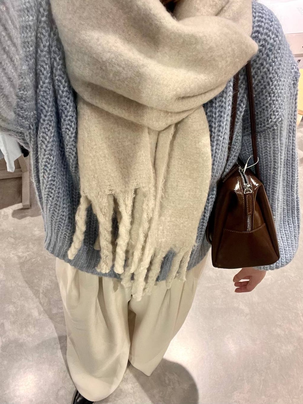 ホワイト系のその他パンツ、ブラック系のパンプス、ブラウン系のボストンバッグを着用したレディースの冬コーディネートの4枚目の写真