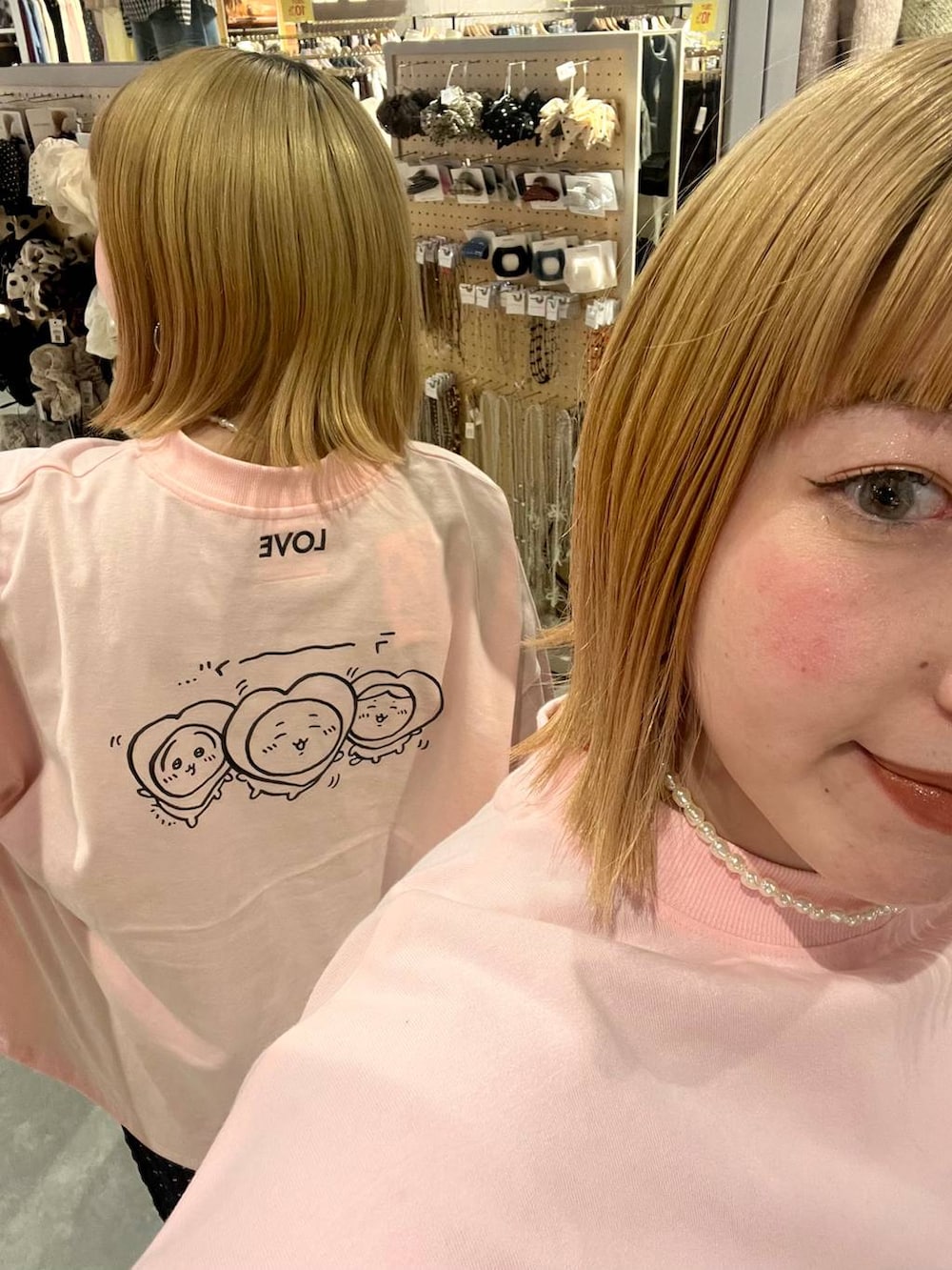 ブラック系のスカート、ピンク系のTシャツ/カットソー、ブラック系のシュシュを着用したレディースの冬コーディネートの3枚目の写真