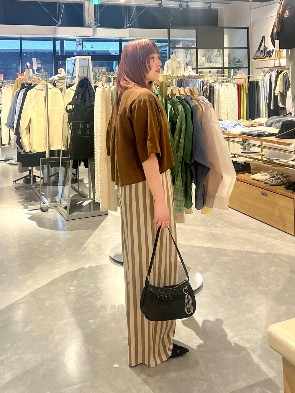 「体型カバー、メンズライク、差し色コーデ、LOWRYS FARM、ローリーズスタイル_LOWRYS FARM、大人女子カジュアル_LOWRYS FARM、大人カジュアル、夏コーデ、カジュアルコーデ、秋コーデ、旅行、デートコーデ、おでかけ、ワントーン、シャツ」|「LOWRYS FARMのノルマンディショートシャツ 248288(シャツ/ブラウス、ブラウン系)」を使った、kanamiさん(レディース・159cm)の夏コーディネートの2枚目の写真