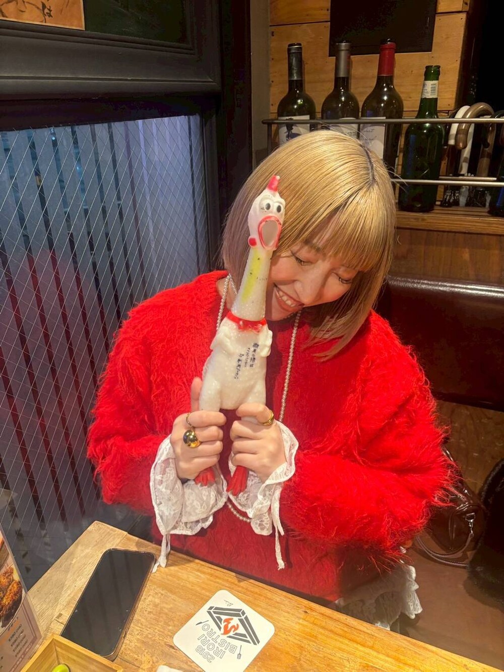 ブラック系のデニムパンツ、ブラック系のその他アウター、ホワイト系のシャツ/ブラウスを着用したレディースの冬コーディネートの2枚目の写真