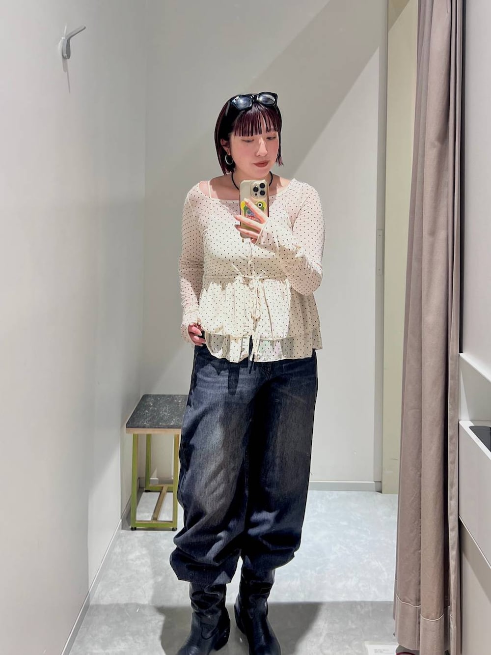 ホワイト系のTシャツ/カットソー、ブラック系のデニムパンツを着用したレディースの秋コーディネートの5枚目の写真