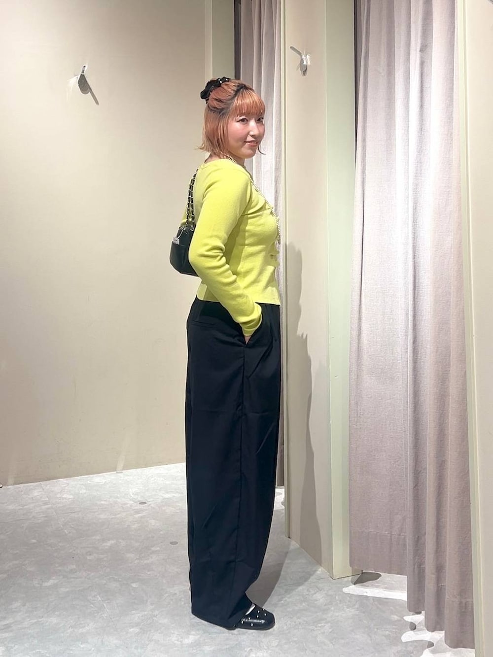 ブラック系のその他パンツ、ブラック系のショルダーバッグ、ブラック系のドレスシューズを着用したレディースの春コーディネートの2枚目の写真