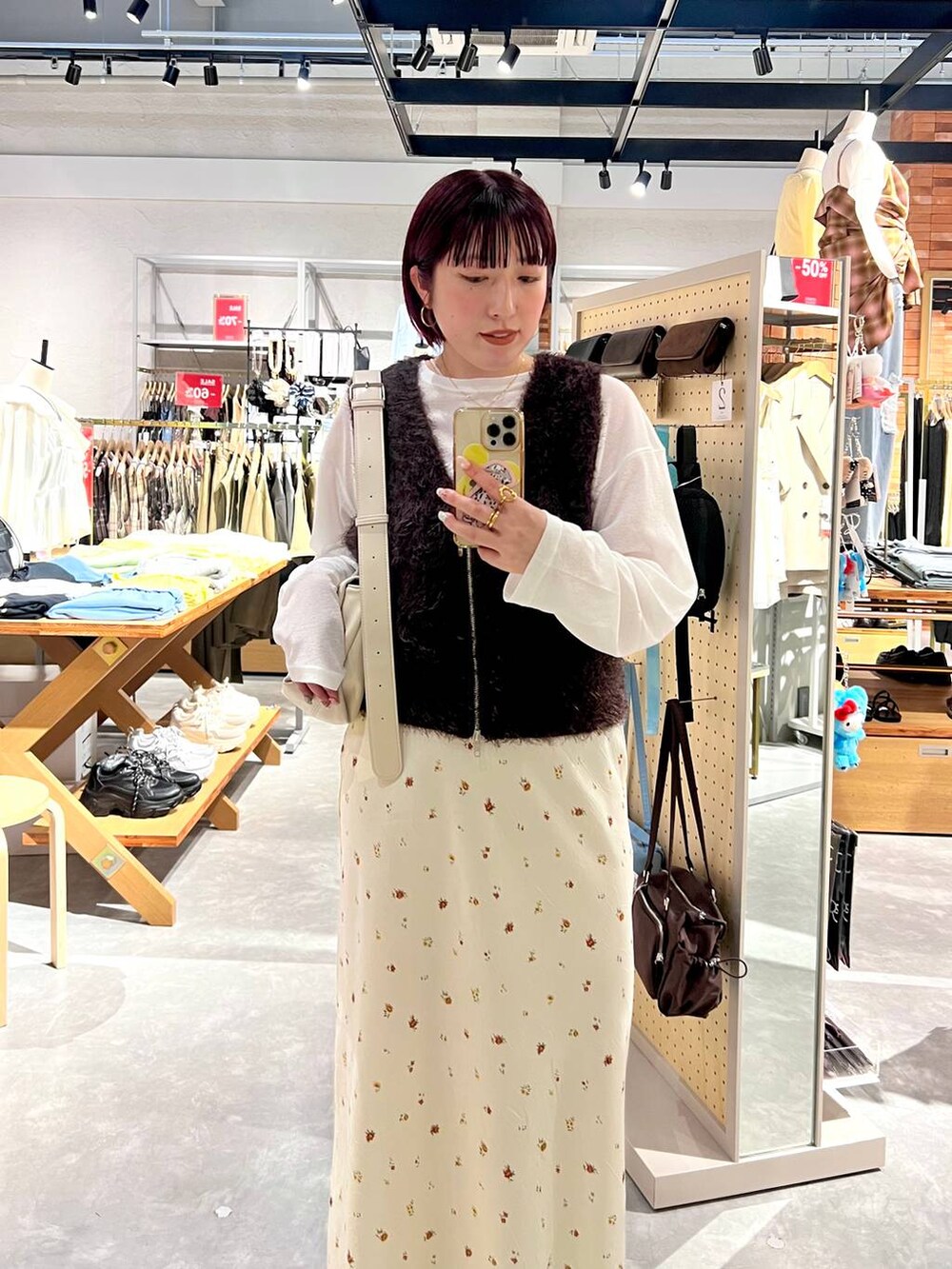 ホワイト系のショルダーバッグ、ホワイト系のスカート、ホワイト系のTシャツ/カットソーを着用したレディースの夏コーディネートの4枚目の写真
