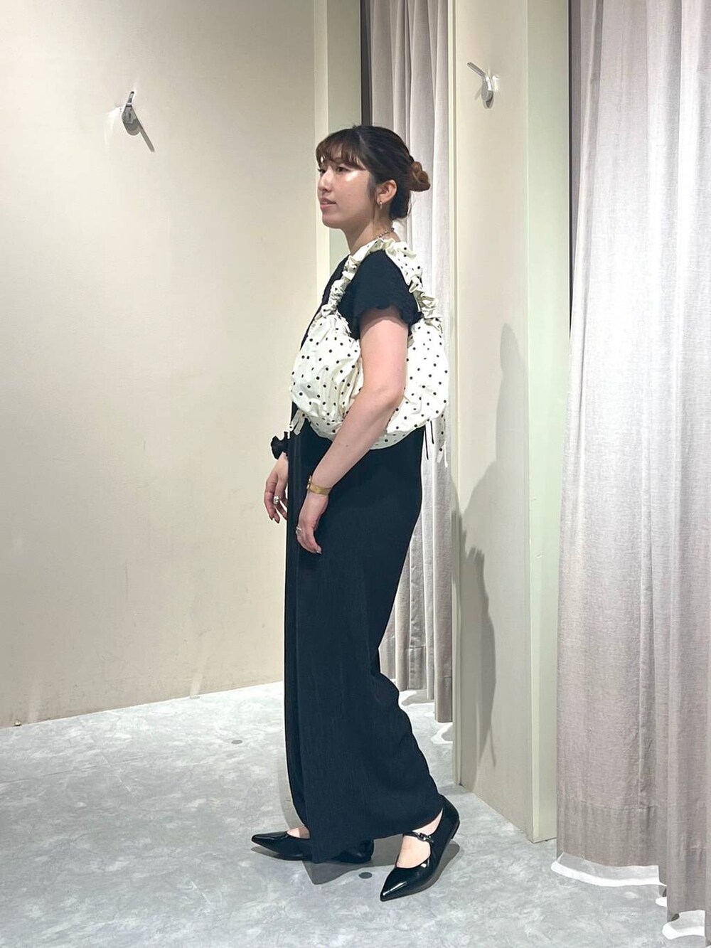 ブラック系のサロペット/オーバーオール、ブラック系のタンクトップ、ブラック系のパンプスを着用したレディースの秋コーディネートの2枚目の写真