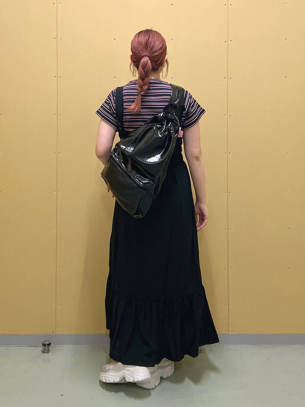 シルバー系のスニーカー、ブラック系のワンピース、ブルー系のTシャツ/カットソーを着用したレディースの夏コーディネートの3枚目の写真