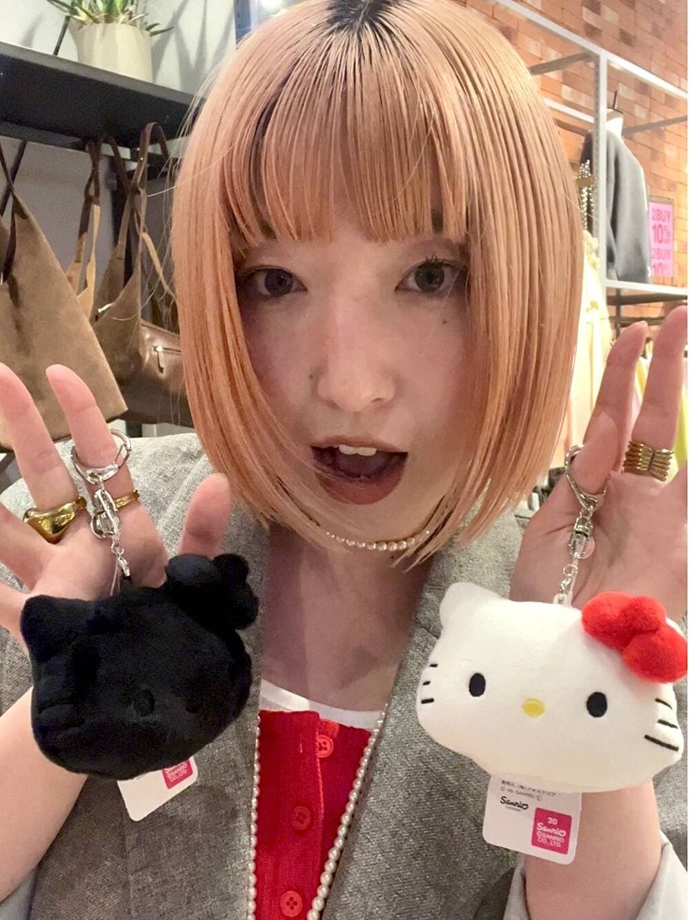 ブラック系のキーホルダーを着用したレディースの冬コーディネートの3枚目の写真