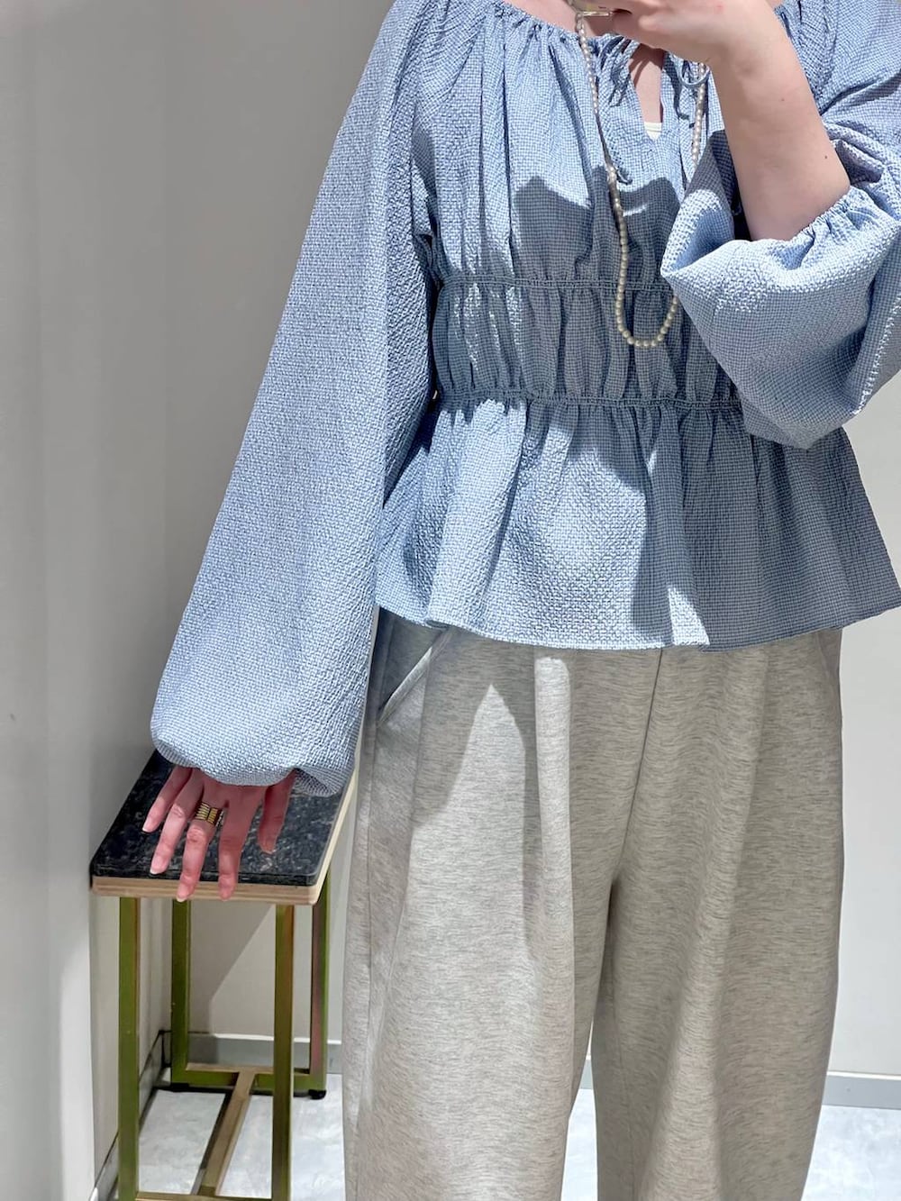 グレー系のスウェットパンツ、ホワイト系のタンクトップ、ブルー系のTシャツ/カットソーを着用したレディースの冬コーディネートの4枚目の写真