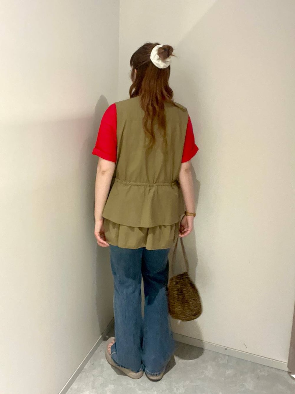 レッド系のTシャツ/カットソー、その他のショルダーバッグ、ブルー系のデニムパンツを着用したレディースの夏コーディネートの4枚目の写真