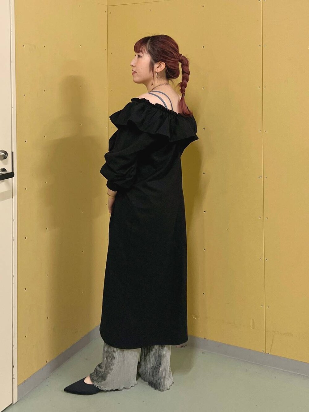 ブラック系のパンプス、ブルー系のTシャツ/カットソー、シルバー系のショルダーバッグを着用したレディースの秋コーディネートの2枚目の写真