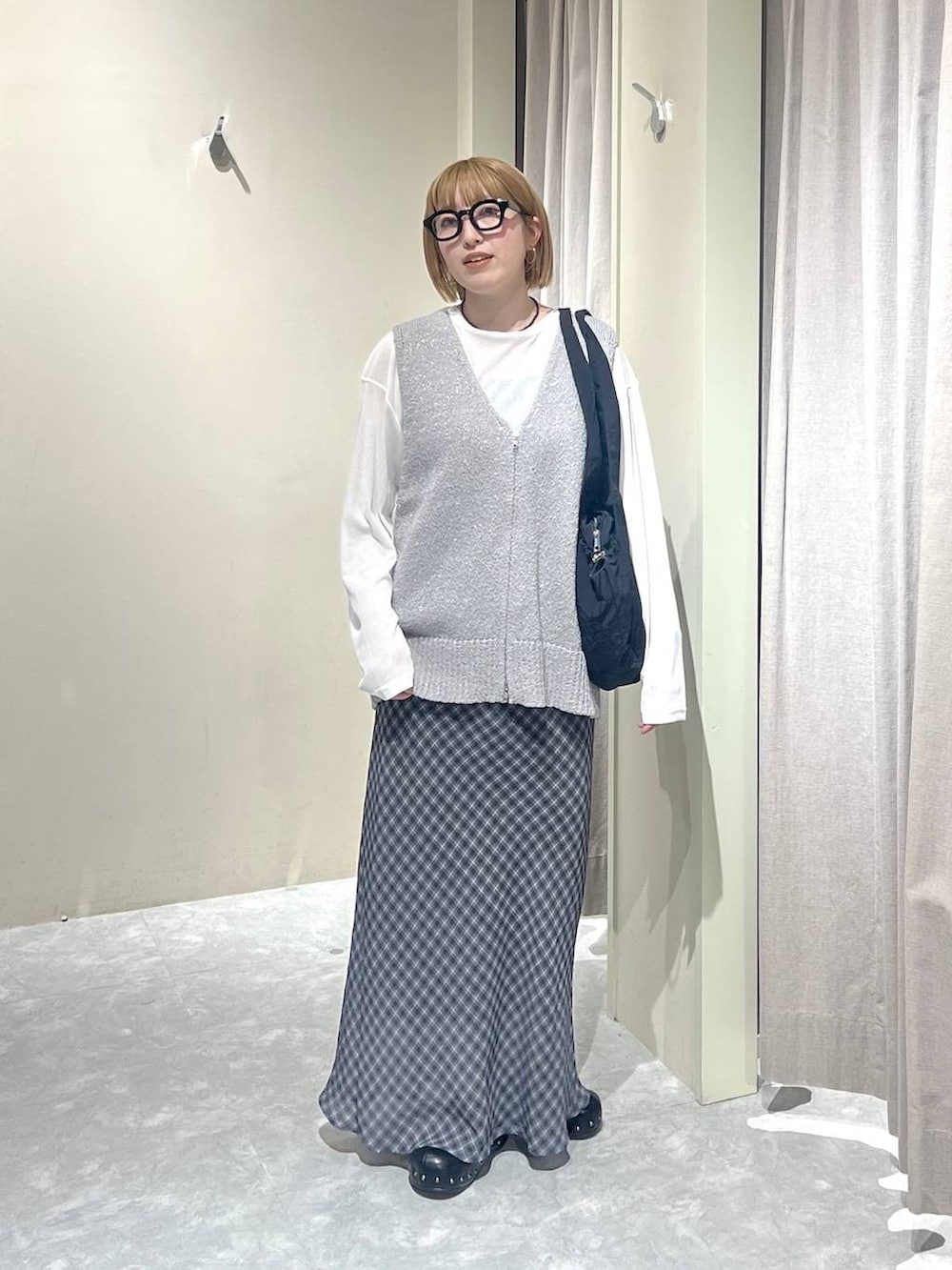 ホワイト系のTシャツ/カットソー、ブラック系のサンダル、グレー系のスカートを着用したレディースの春コーディネートの5枚目の写真