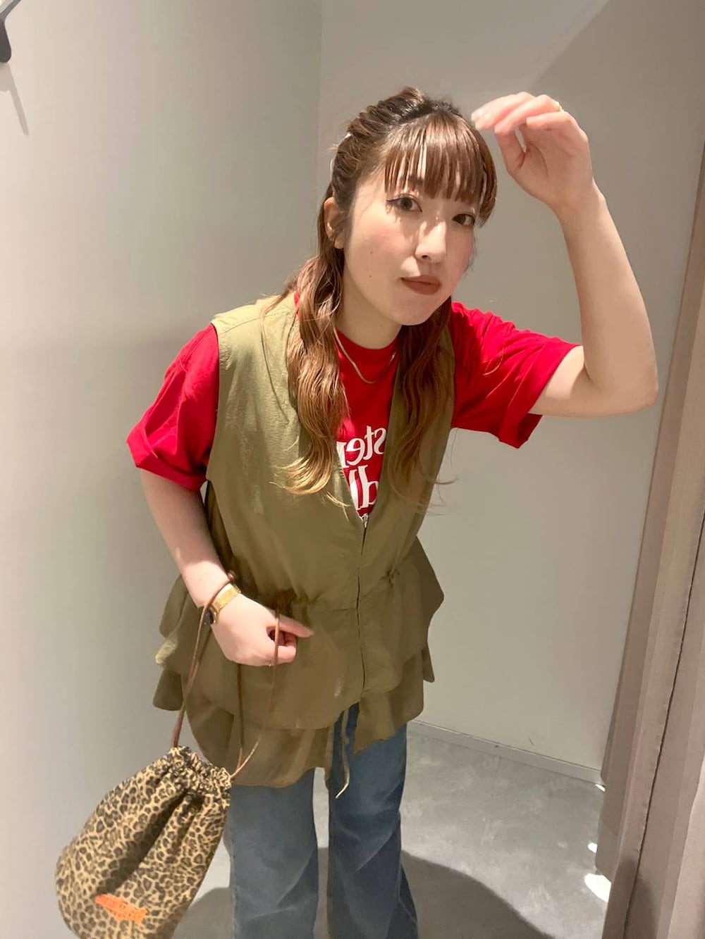 レッド系のTシャツ/カットソー、その他のショルダーバッグ、ブルー系のデニムパンツを着用したレディースの夏コーディネートの3枚目の写真