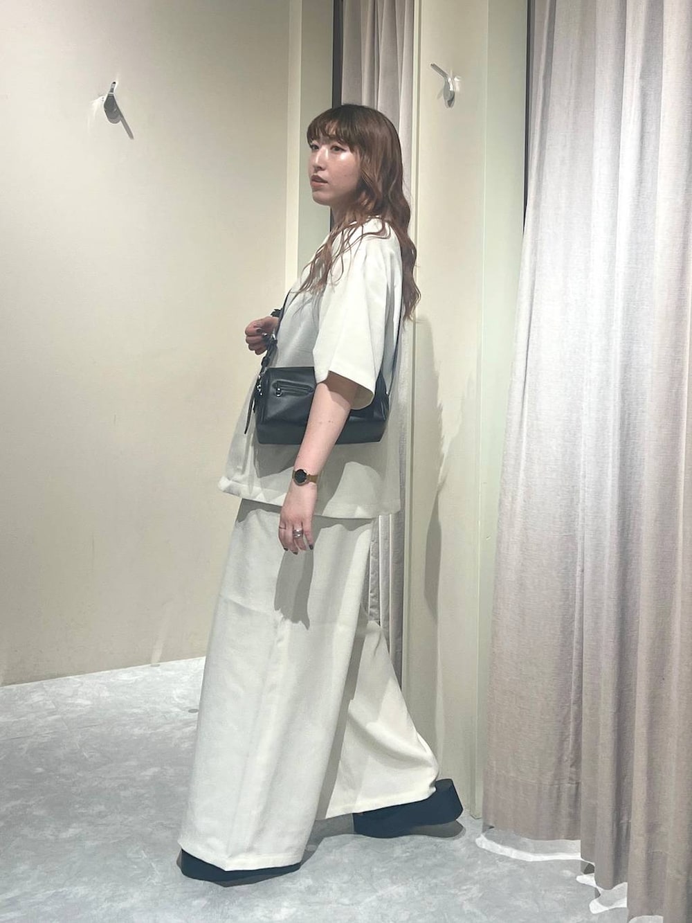 ホワイト系のテーラードジャケット、ホワイト系のその他パンツ、ブラック系のサンダルを着用したレディースの夏コーディネートの2枚目の写真