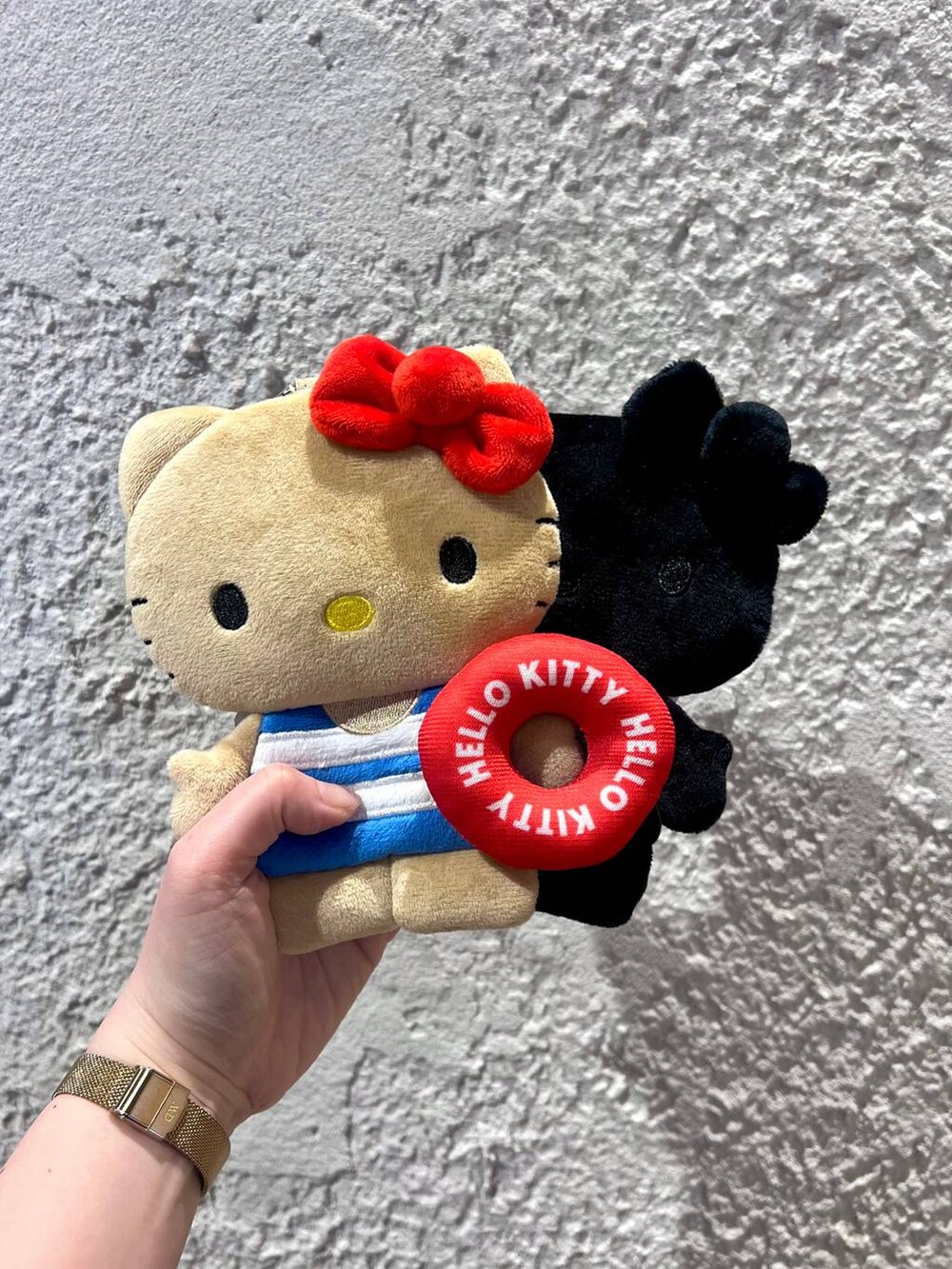 ブラック系のエコバッグ/サブバッグを着用したレディースの冬コーディネートの2枚目の写真