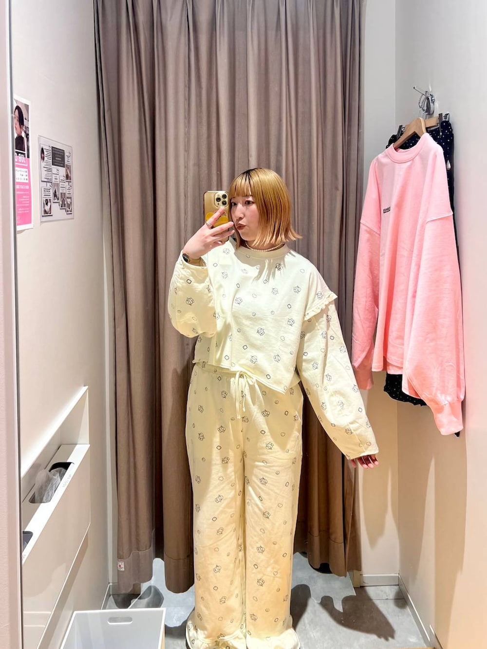 ベージュ系のルームウェア/パジャマを着用したレディースの冬コーディネートの6枚目の写真