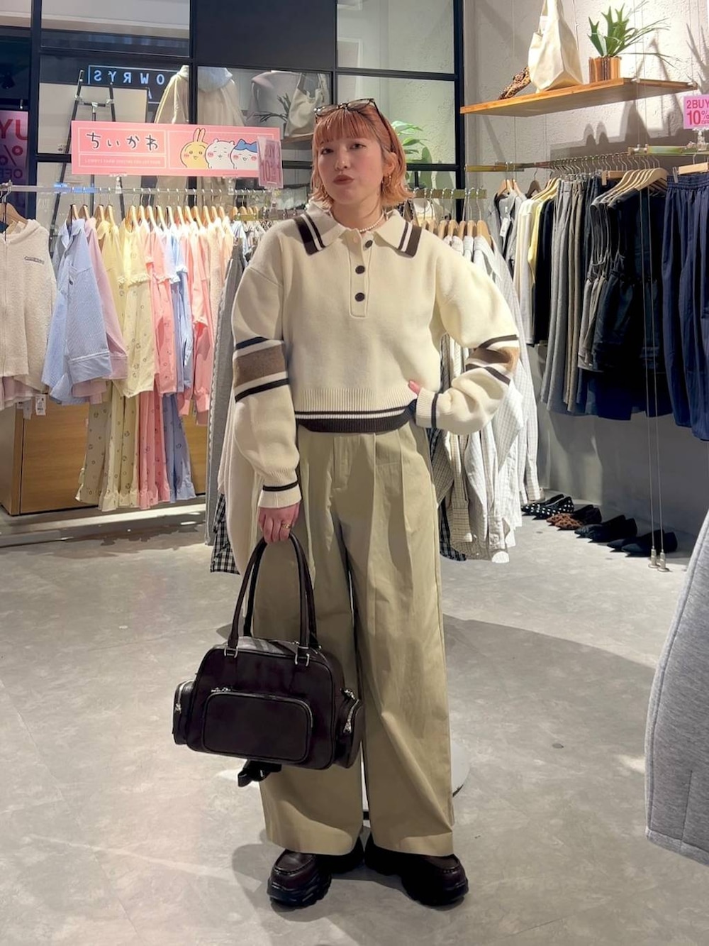 ブラウン系のボストンバッグ、ブラウン系のローファー、ベージュ系のその他パンツを着用したレディースの冬コーディネートの7枚目の写真