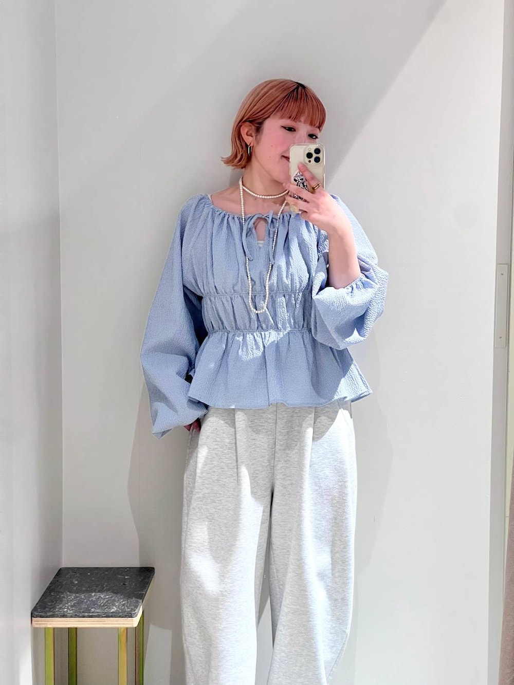 グレー系のスウェットパンツ、ホワイト系のタンクトップ、ブルー系のTシャツ/カットソーを着用したレディースの冬コーディネートの3枚目の写真