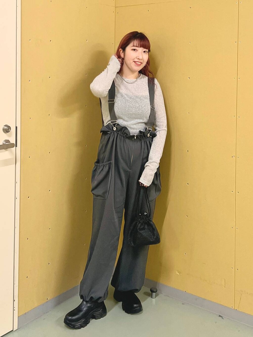 グレー系のワンピース、ブラック系のブーツ、グレー系のTシャツ/カットソーを着用したレディースの秋コーディネートの4枚目の写真