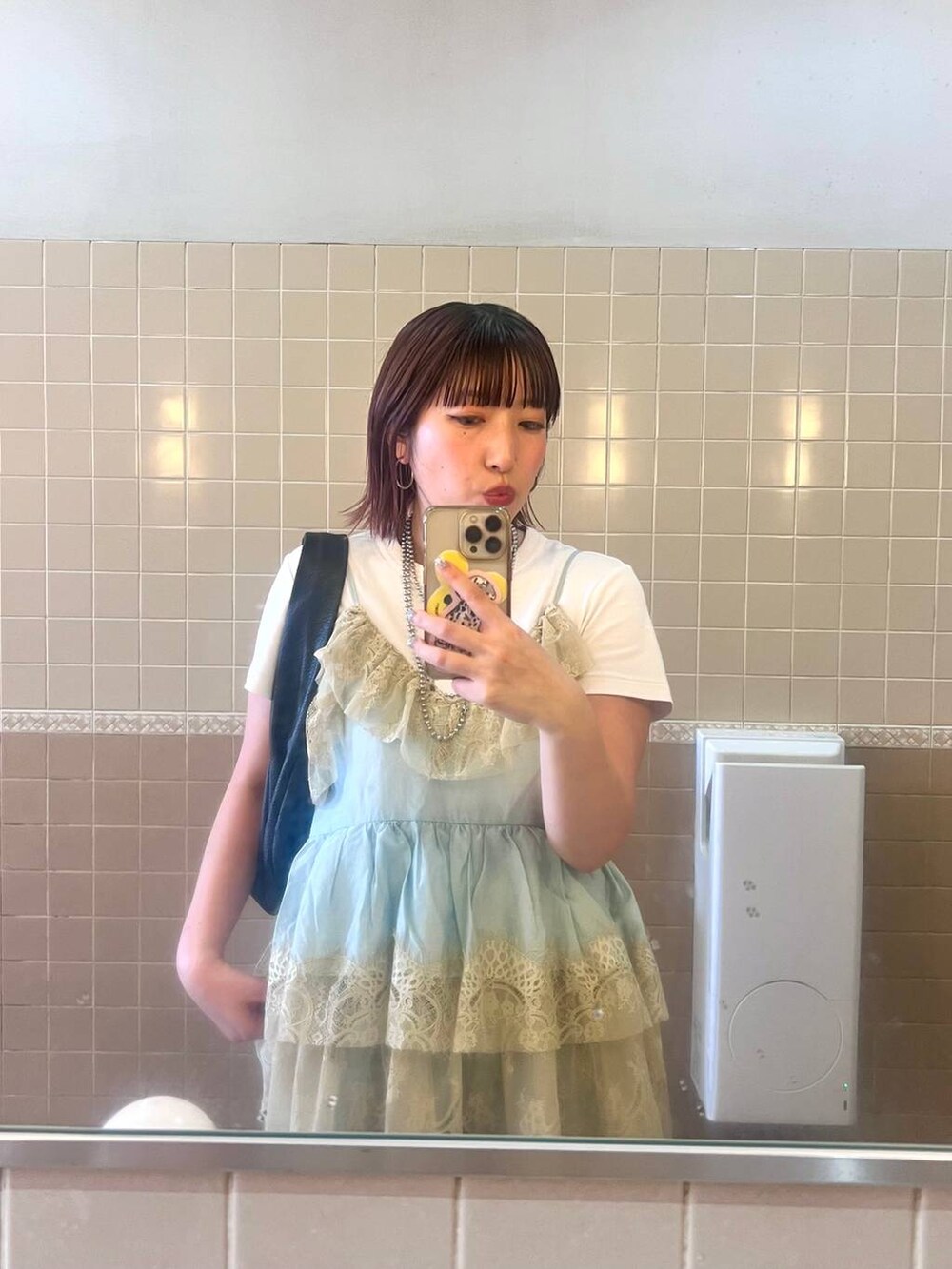 ブルー系のデニムパンツ、ブラック系のサンダル、ブルー系のその他トップスを着用したレディースの夏コーディネートの5枚目の写真