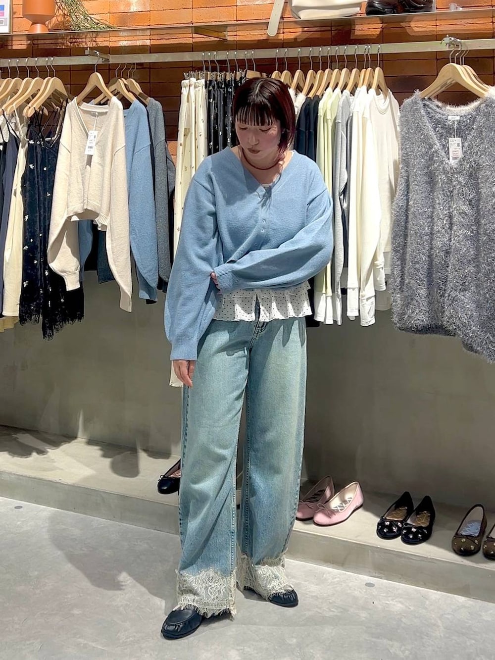 ブルー系のカーディガン/ボレロ、ブラック系のローファー、ホワイト系のTシャツ/カットソーを着用したレディースの秋コーディネートの8枚目の写真
