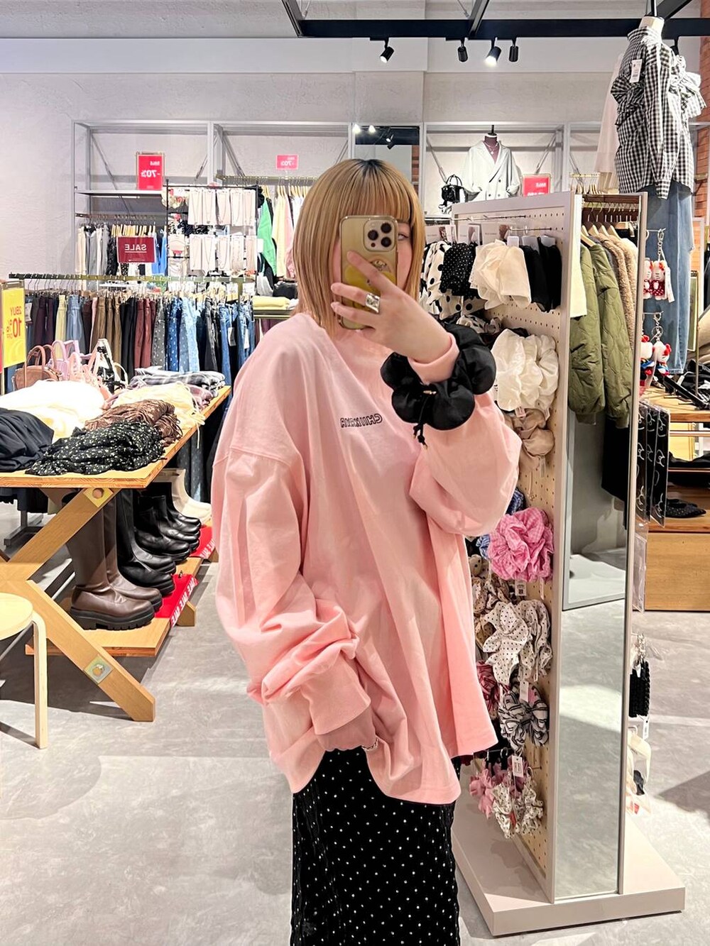 ブラック系のスカート、ピンク系のTシャツ/カットソー、ブラック系のシュシュを着用したレディースの冬コーディネートの5枚目の写真