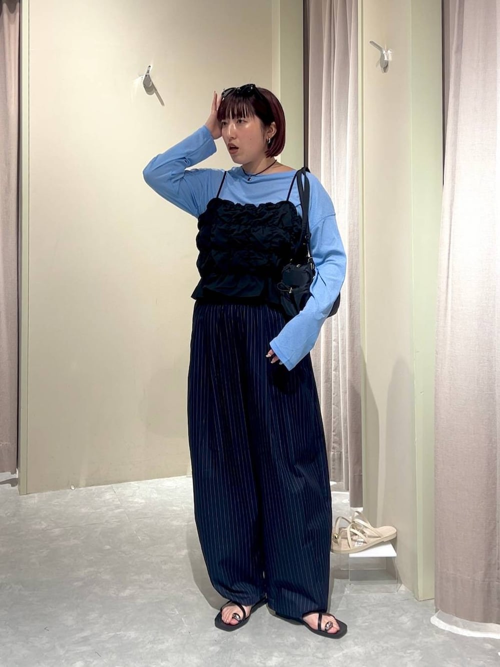 ブラック系のベスト、ブルー系のその他パンツ、ブルー系のTシャツ/カットソーを着用したレディースの秋コーディネートの5枚目の写真