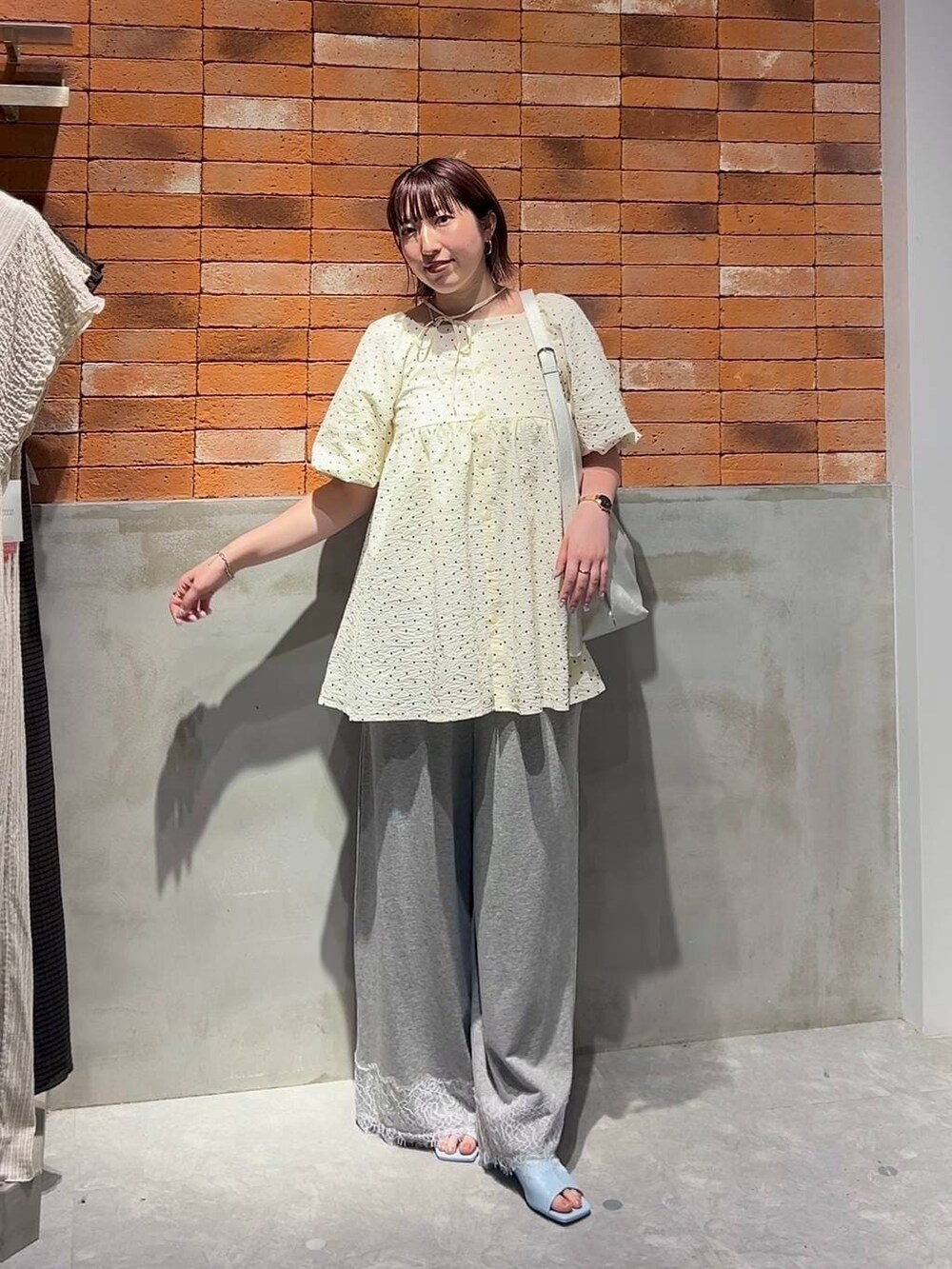シルバー系のショルダーバッグ、その他のシャツ/ブラウス、ブルー系のサンダルを着用したレディースの夏コーディネートの7枚目の写真