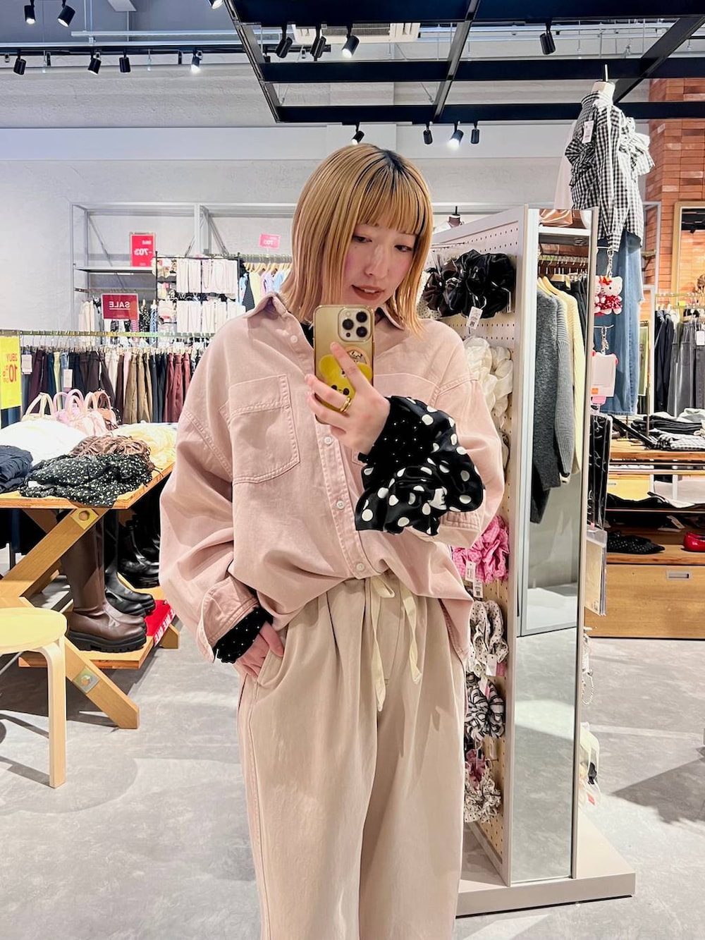 ブラック系のサンダル、ピンク系のデニムパンツ、ブラック系のTシャツ/カットソーを着用したレディースの冬コーディネートの3枚目の写真