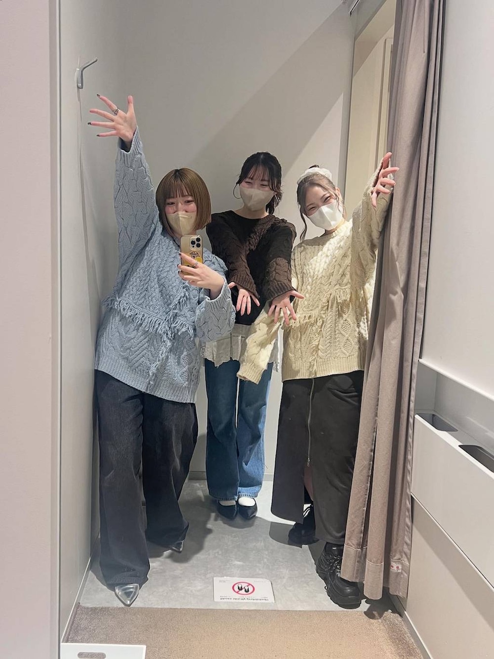 シルバー系のパンプス、ブラック系のデニムパンツ、ブルー系のニット/セーターを着用したレディースの秋コーディネートの2枚目の写真