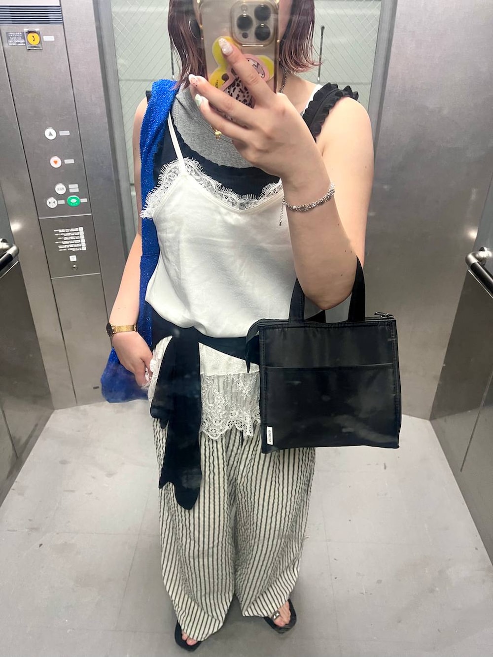 グレー系のタンクトップ、ブラック系のTシャツ/カットソー、ブラック系のタンクトップを着用したレディースの夏コーディネートの4枚目の写真