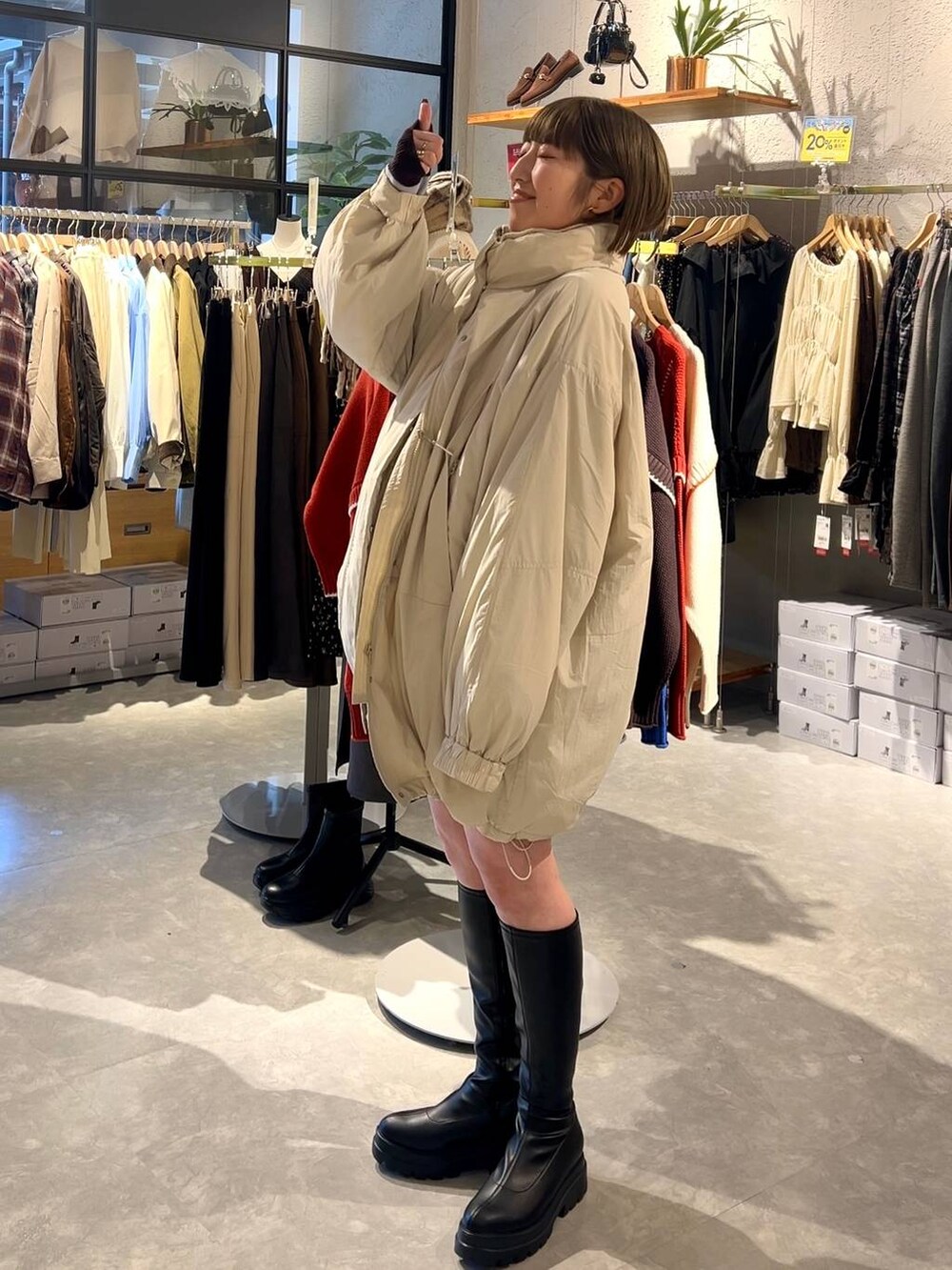 ホワイト系のブルゾン、グレー系のその他パンツ、ブラック系のブーツを着用したレディースの秋コーディネートの3枚目の写真