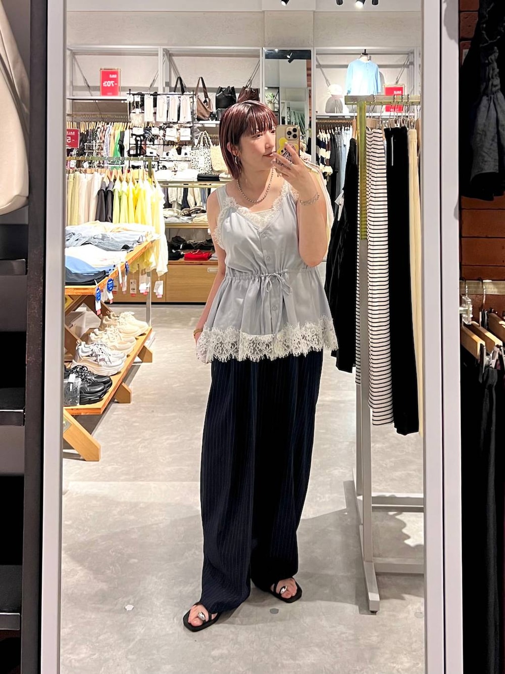 ブルー系のキャミソール、シルバー系のタンクトップ、ブルー系のその他パンツを着用したレディースの夏コーディネートの5枚目の写真