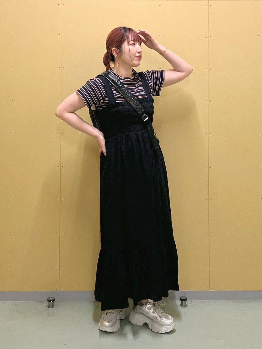 シルバー系のスニーカー、ブラック系のワンピース、ブルー系のTシャツ/カットソーを着用したレディースの夏コーディネートの4枚目の写真