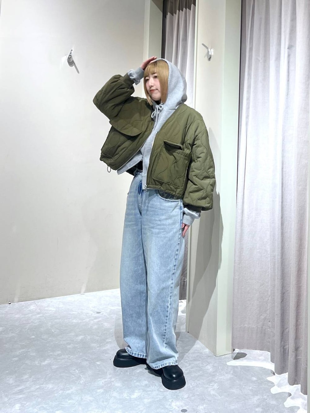 ブラック系のサンダル、グリーン系のブルゾン、グレー系のパーカーを着用したレディースの冬コーディネートの4枚目の写真