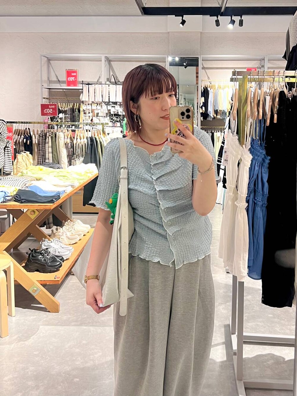 グレー系のスウェットパンツ、ブルー系のカーディガン/ボレロ、シルバー系のショルダーバッグを着用したレディースの夏コーディネートの6枚目の写真