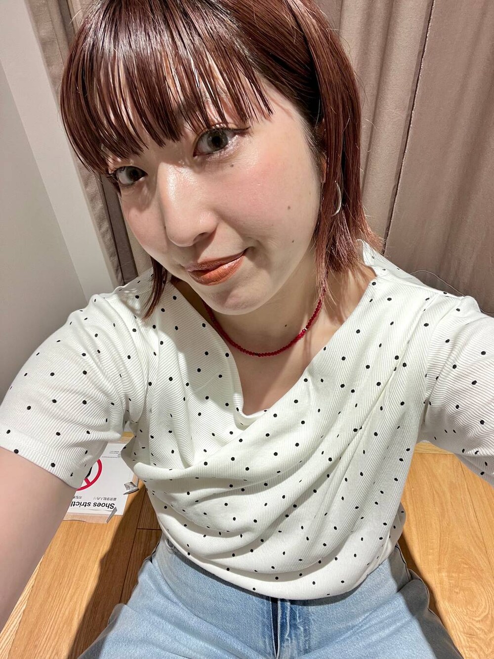 ベージュ系のTシャツ/カットソー、ブルー系のデニムパンツ、その他のエコバッグ/サブバッグを着用したレディースの夏コーディネートの7枚目の写真