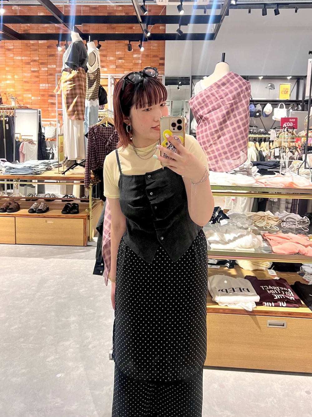 ブラック系のその他パンツ、グレー系のキャミソール、ゴールド系のTシャツ/カットソーを着用したレディースの夏コーディネートの6枚目の写真