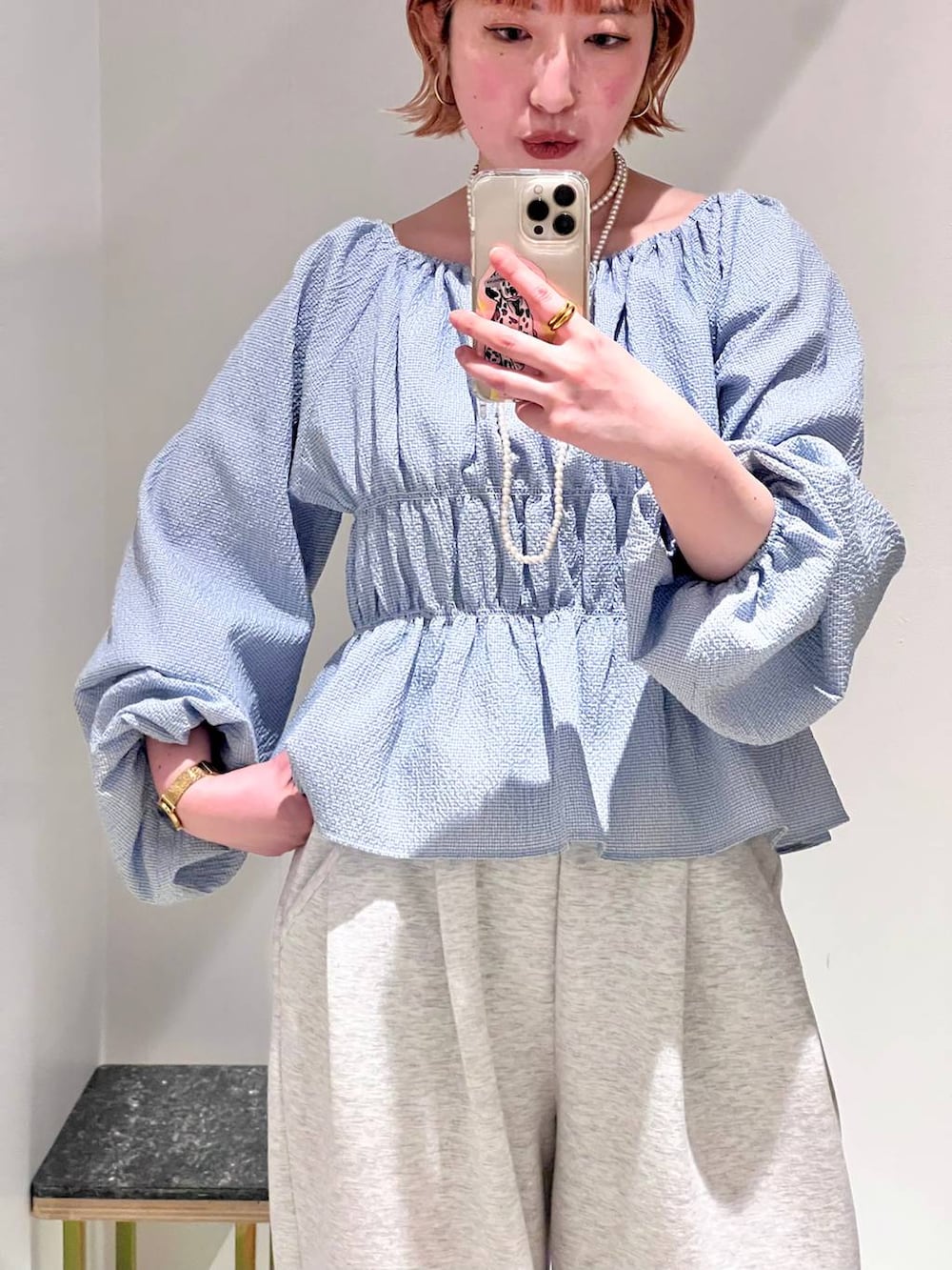 グレー系のスウェットパンツ、ホワイト系のタンクトップ、ブルー系のTシャツ/カットソーを着用したレディースの冬コーディネートの5枚目の写真