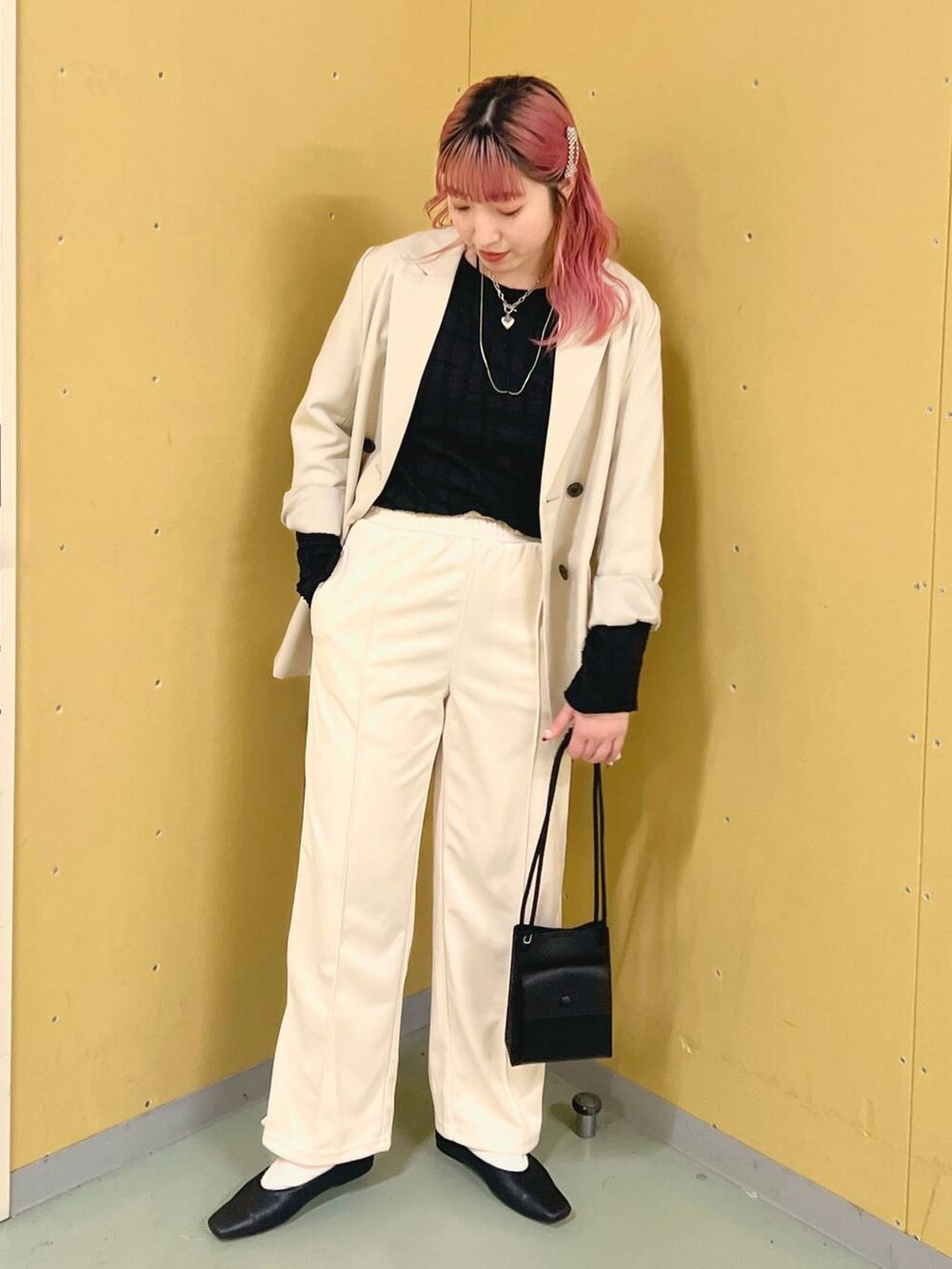ブラック系のパンプス、ブラック系のTシャツ/カットソー、ホワイト系のスウェットパンツを着用したレディースの春コーディネートの4枚目の写真