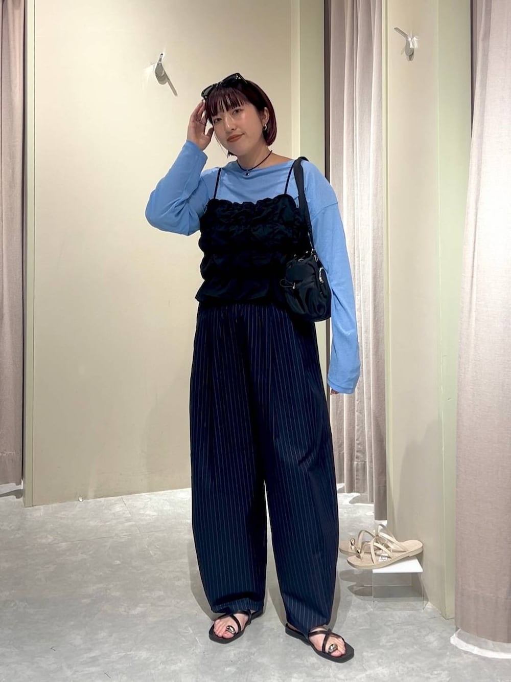 ブラック系のベスト、ブルー系のその他パンツ、ブルー系のTシャツ/カットソーを着用したレディースの秋コーディネートの3枚目の写真