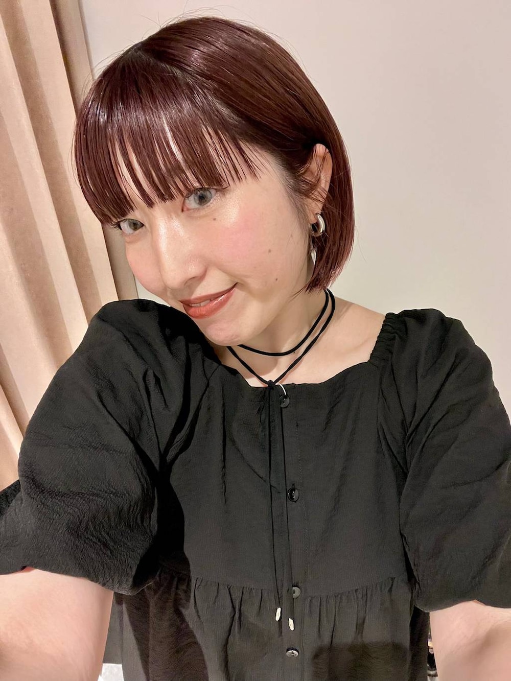 ブラック系のサンダル、ブラック系のシャツ/ブラウス、ブラック系のその他パンツを着用したレディースの夏コーディネートの5枚目の写真