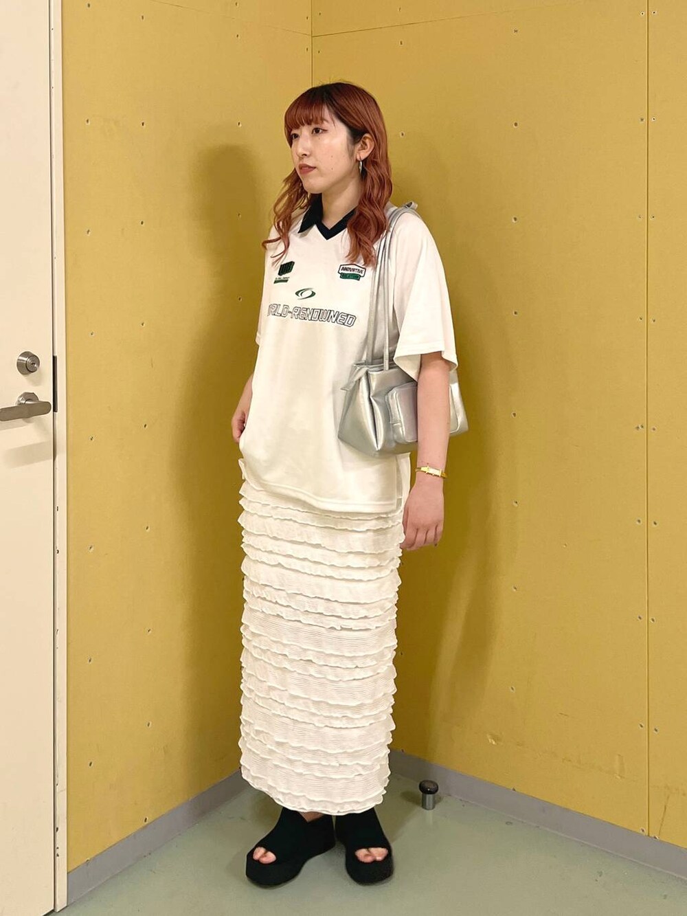 ブラック系のサンダル、ホワイト系のスカート、ホワイト系のTシャツ/カットソーを着用したレディースの夏コーディネートの3枚目の写真